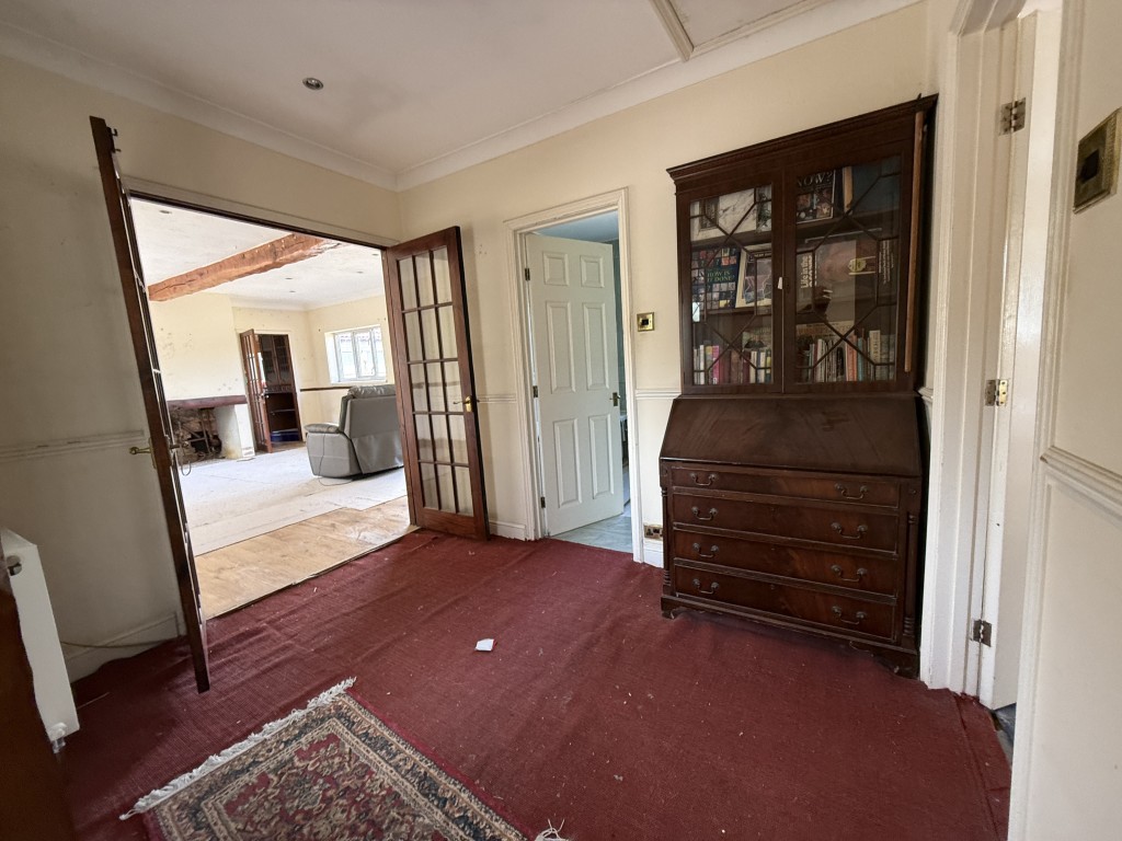Lot: 114 - DETACHED BUNGALOW WITH APPROXIMATELY 11.6 ACRES, REQUIRING RENOVATION - Entrance hall